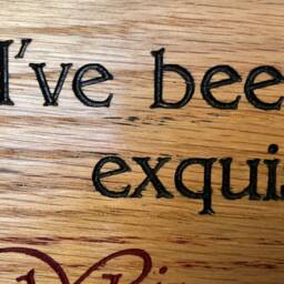 Oak Wine Plaque Exquisite Taste in & Friends - thumbnail 3