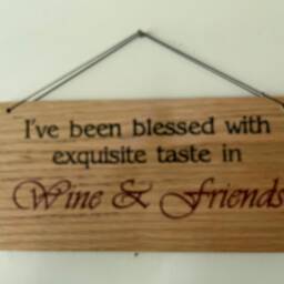 Oak Wine Plaque Exquisite Taste in & Friends - thumbnail 2