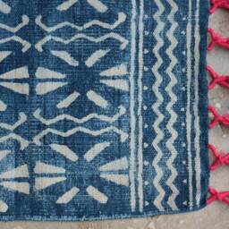 Handwoven Indigo Rug Traditional Indian Cotton Rug With Pink Pom-Poms - 2x3 Ft - thumbnail 2