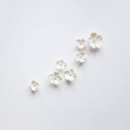 7 Porcelain & Gold Briar Rose Flowers For Wall Decoration - thumbnail 1