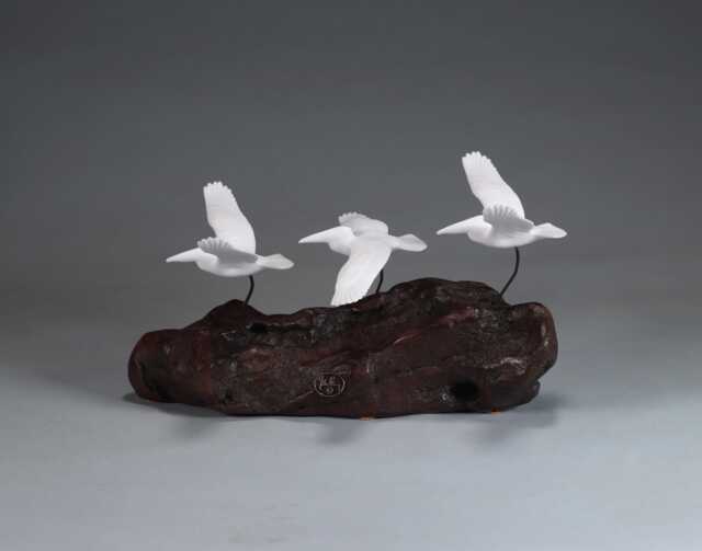 Pelican Trio Sculpture By John Perry in Flight 8In Long On Poshed Burlwood Base. Signed - image 1