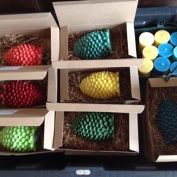 Pinecone Beeswax Candle, Brown Color, Scented Blue Spruce - thumbnail 4