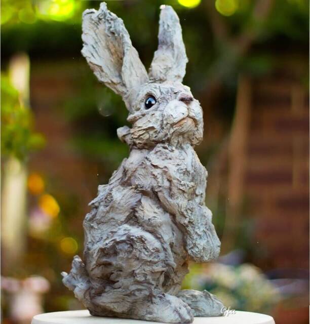 Driftwood Effect Rabbit Sitting Hare Sculpture - Wooden Style Resin Figurine, Rustic Garden & Home Decor, Realistic Animal Ornament