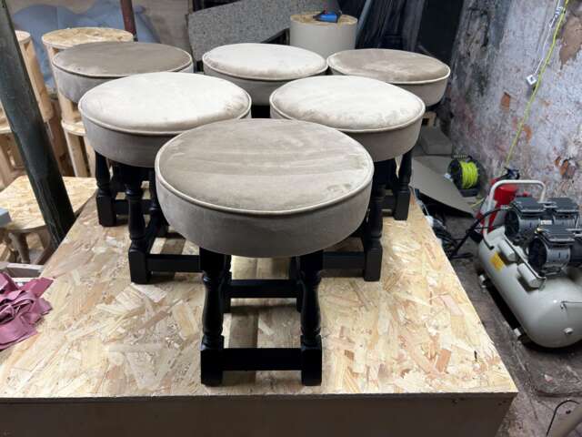 Traditional Pub/Bar Stool - image 1
