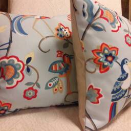 Featherheads Indoor/Outdoor Bright Tropical Birds Pillow Cover - thumbnail 2