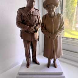 Platinum Jubilee Queen Elizabeth Ii & Prince Charles Figurine - 25cm - thumbnail 2