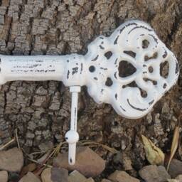 Shabby Chic Skeleton Key Holder Distressed Metal Wall Hook - thumbnail 2