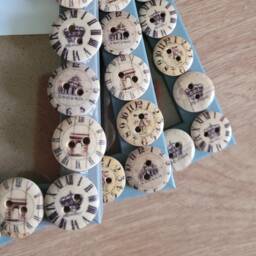 Wooden Patterned Clock Face Button Photo Frame 4 X 6 Inches - thumbnail 1