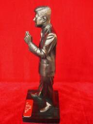 Limited Edition Jfk Bronzed Figurine, Legends Forever, Collectible Memorabilia - thumbnail 2