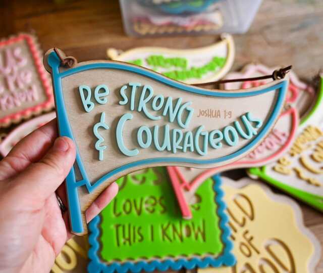 Be Strong & Courageous Wooden Wall Sign Christian Kids Decor - image 1
