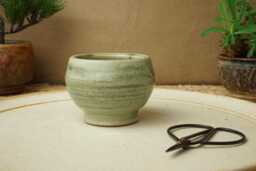 Handmade Green Mame Bonsai Pot. 7.5cm Diameter, 5.5cm High. G2581