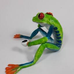 Red-Eyed Tree Frog Figurine - thumbnail 3