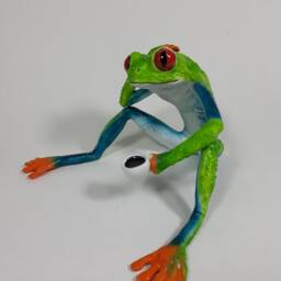 Red-Eyed Tree Frog Figurine - thumbnail 2