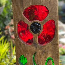 Poppy Flower Garden Sculpture - Personalised Memorial Gift Reclaimed Wood & Stained Glass - thumbnail 2