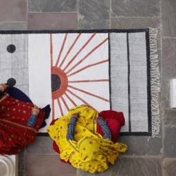 Hand-Block Printed Cotton Rug - 4x6 Ft Modern Rising Sun Design - thumbnail 4