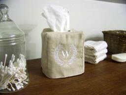 Laurel Wreath Tissue Box Cover
