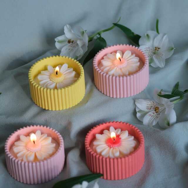 Handmade Soy Wax Daisy Flower Candle - Scented Floral Spring Home Decor Mother's Day Gift Easter Decoration - image 1