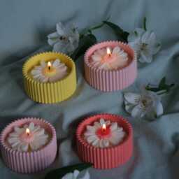 Handmade Soy Wax Daisy Flower Candle - Scented Floral Spring Home Decor Mother's Day Gift Easter Decoration - thumbnail 2