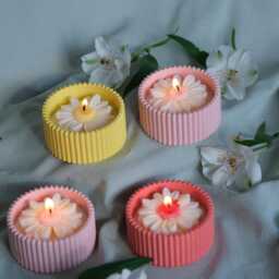 Handmade Soy Wax Daisy Flower Candle - Scented Floral Spring Home Decor Mother's Day Gift Easter Decoration - thumbnail 3