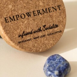 Sodalite Crystal Soy Candle, Wooden Wick Empowerment Aromatherapy, Bergamot Eucalyptus Mint Leaf - thumbnail 3