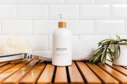 Minimalist White Plastic Refillable Bottle Shampoo, Conditioner, Soap Dispenser - 16Oz - 473Ml - thumbnail 1