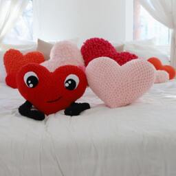 "Plush Heart - Amigurumi Pattern Pillow ""Smiling Heart" - thumbnail 3