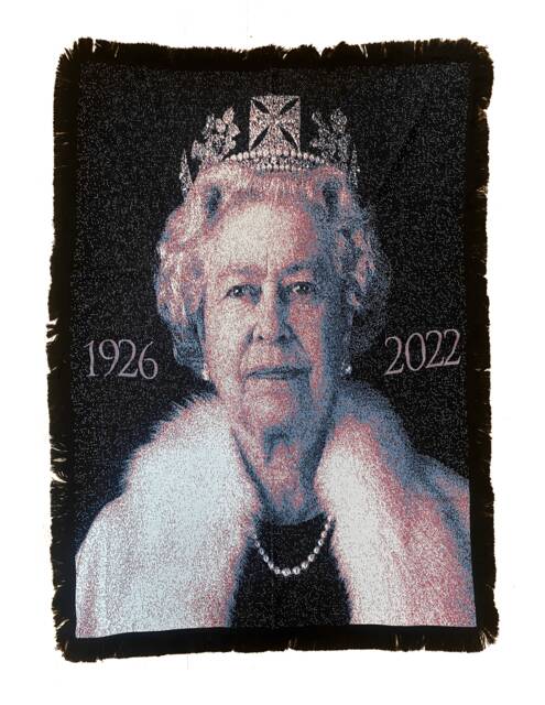 Hrh Queen Elizabeth Ii Commemorative Knitted Blanket - Rug Or Wall Hanging The Royal Family Manufactured in The UK - image 1