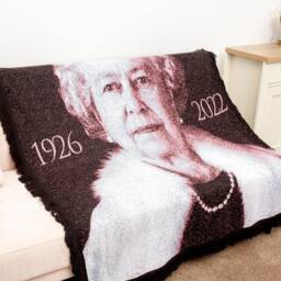 Hrh Queen Elizabeth Ii Commemorative Knitted Blanket - Rug Or Wall Hanging The Royal Family Manufactured in The UK - thumbnail 3