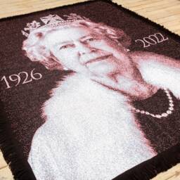 Hrh Queen Elizabeth Ii Commemorative Knitted Blanket - Rug Or Wall Hanging The Royal Family Manufactured in The UK - thumbnail 2