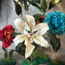 "Alice in Wonderland - Non Talking Flowers ""White Tiger Lily" - thumbnail 2