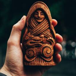 Skadi Statuette Hand Made From Linden. Original Carved Statuette. Goddess/Freyja Odin Statue God - thumbnail 4