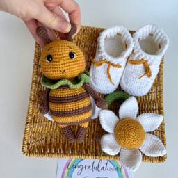 Crochet Bee Baby Set Gender Neutral Shower Gift - thumbnail 2