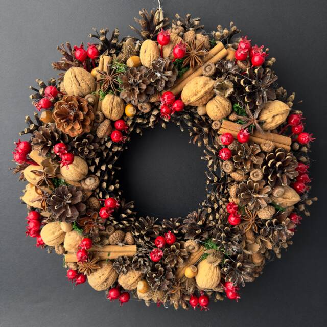 Woodland Christmas Wreath Natural Pine Cones, Acorns & Cinnamon - image 1