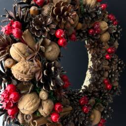Woodland Christmas Wreath Natural Pine Cones, Acorns & Cinnamon - thumbnail 3