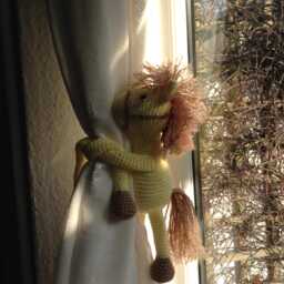 Crochet Horse Curtain Tie Back, Nursery Decor - thumbnail 4