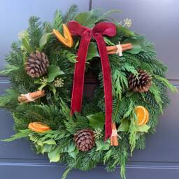 Diy Christmas Wreath Kit Fresh Foliage, Pine Cones & Ribbon - thumbnail 2