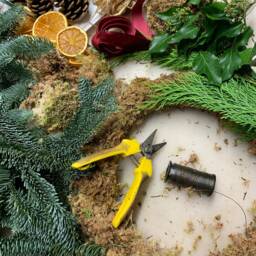 Diy Christmas Wreath Kit Fresh Foliage, Pine Cones & Ribbon - thumbnail 3