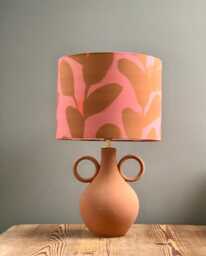 Postmodern Table Lamp Made Of A Terracotta Jug With Lampshade in Floral/Leaves Print