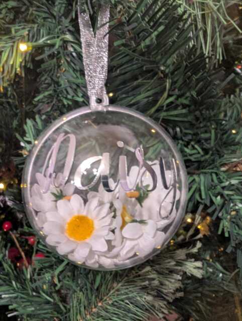 Personalised Daisy Bauble, Sunflower Flower Forget Me Not Rose Gerbera Christmas Daisy - image 1