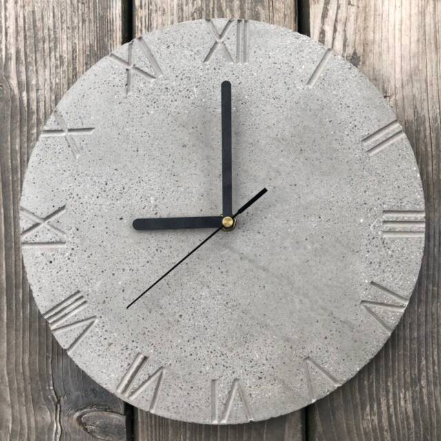 Zb2 Gray Concrete Clock, Black Hands, Roman Numerals