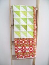 Babydecke, Krabbeldecke, Handmade Baby Quilt With Limegreen Triangles & Red Flowers, Baby Blanket, Toddler Quilt, Crib - thumbnail 1