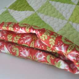 Babydecke, Krabbeldecke, Handmade Baby Quilt With Limegreen Triangles & Red Flowers, Baby Blanket, Toddler Quilt, Crib - thumbnail 3