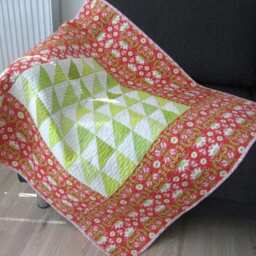 Babydecke, Krabbeldecke, Handmade Baby Quilt With Limegreen Triangles & Red Flowers, Baby Blanket, Toddler Quilt, Crib - thumbnail 2