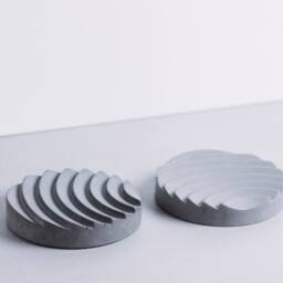 Round Concrete Soap Dish, Concentric Circle Design, Modern Grey Holder, Geometric Bathroom Decor, Minimalist Cement Saver Stand - thumbnail 3