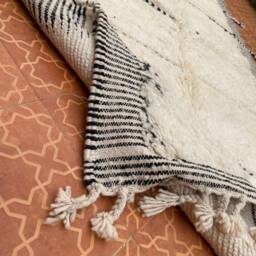 Handwoven Moroccan Zanafi Rug - White Berber All Wool - thumbnail 4