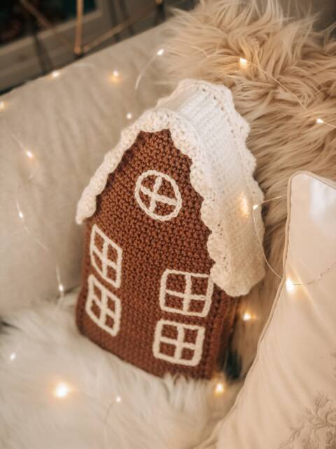 Crochet Gingerbread House Pillow - Handmade Christmas Decoration, Cozy Holiday Home Decor, Winter Cushion - image 1