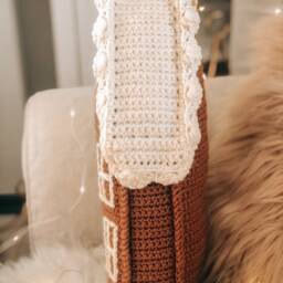 Crochet Gingerbread House Pillow - Handmade Christmas Decoration, Cozy Holiday Home Decor, Winter Cushion - thumbnail 3