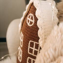Crochet Gingerbread House Pillow - Handmade Christmas Decoration, Cozy Holiday Home Decor, Winter Cushion - thumbnail 2