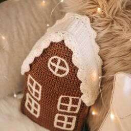 Crochet Gingerbread House Pillow - Handmade Christmas Decoration, Cozy Holiday Home Decor, Winter Cushion - thumbnail 4