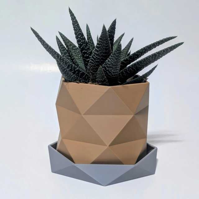 Triangle Pattern Geometric Plant Pot - Twisted Faceted Design With Low Poly Drip Tray - image 1